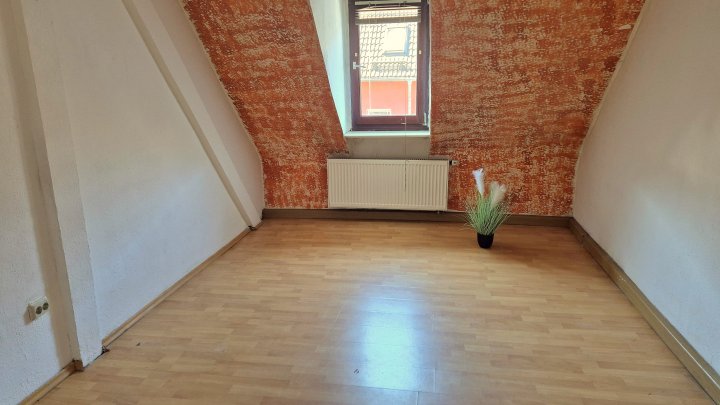 4-Familienhaus mit 3 Garagen und Garten als Rendite oder Eigennutzung