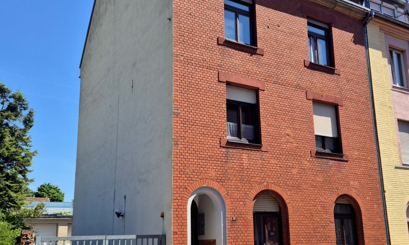 4-Familienhaus mit 3 Garagen und Garten als Rendite oder Eigennutzung