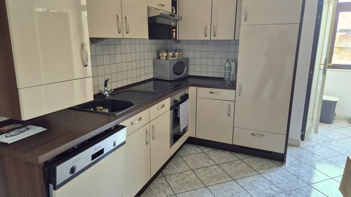 4-Familienhaus mit 3 Garagen und Garten als Rendite oder Eigennutzung