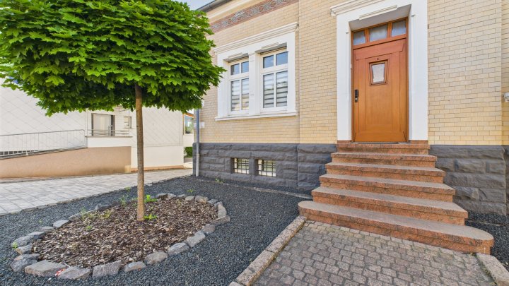 Hochwertiges Einfamilienhaus auf großem Grundstück – Wohnen mit Stil und Komfort