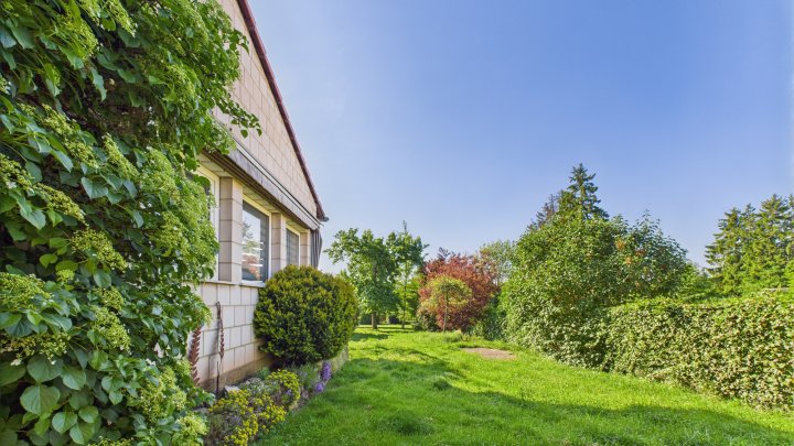 Hochwertiges Einfamilienhaus auf großem Grundstück – Wohnen mit Stil und Komfort