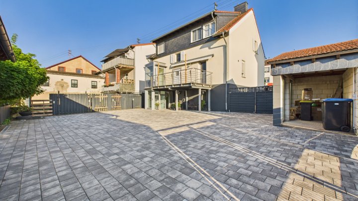 Hochwertiges Einfamilienhaus auf großem Grundstück – Wohnen mit Stil und Komfort