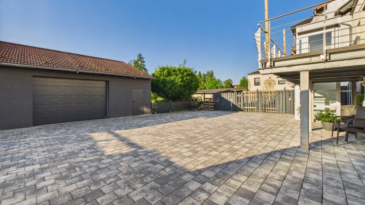 Hochwertiges Einfamilienhaus auf großem Grundstück – Wohnen mit Stil und Komfort