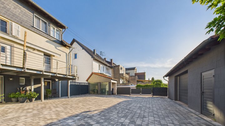 Hochwertiges Einfamilienhaus auf großem Grundstück – Wohnen mit Stil und Komfort
