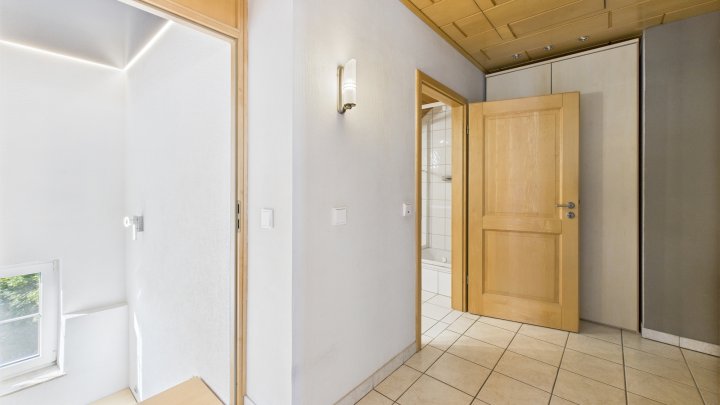 Hochwertiges Einfamilienhaus auf großem Grundstück – Wohnen mit Stil und Komfort