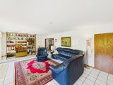Wohnzimmer mit Zugang zum Eingangsbereich