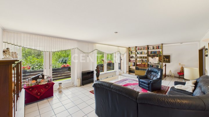 Attraktiver großer Bungalow mit ELW, Garten, 2 Garagen und Weiher in privilegierter Wohnlage