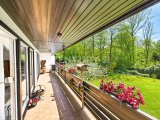 Großer Balkon mit Sicht über den Garten
