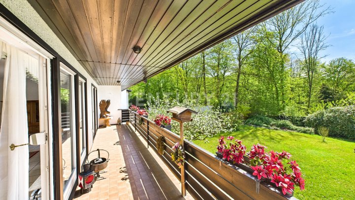 Attraktiver großer Bungalow mit ELW, Garten, 2 Garagen und Weiher in privilegierter Wohnlage