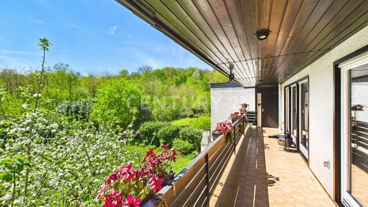 Attraktiver großer Bungalow mit ELW, Garten, 2 Garagen und Weiher in privilegierter Wohnlage