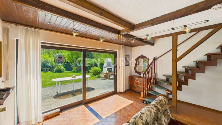 Attraktiver großer Bungalow mit ELW, Garten, 2 Garagen und Weiher in privilegierter Wohnlage