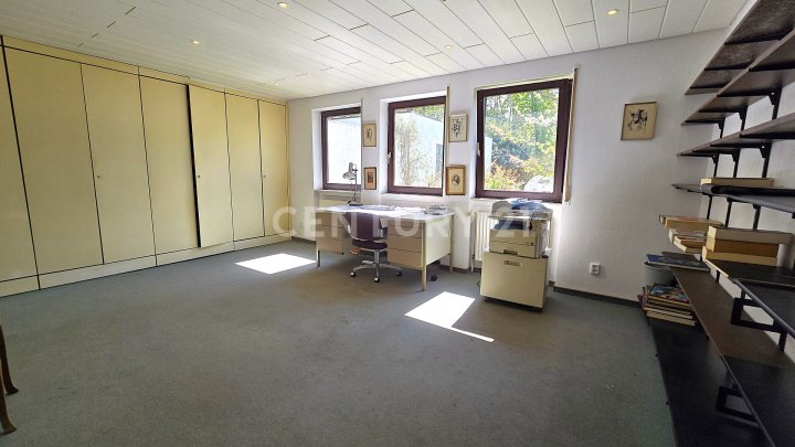 Attraktiver großer Bungalow mit ELW, Garten, 2 Garagen und Weiher in privilegierter Wohnlage