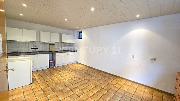 Attraktiver großer Bungalow mit ELW, Garten, 2 Garagen und Weiher in privilegierter Wohnlage