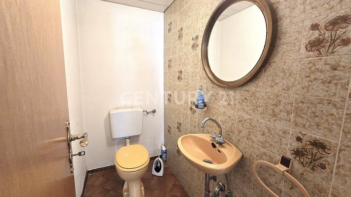 Attraktiver großer Bungalow mit ELW, Garten, 2 Garagen und Weiher in privilegierter Wohnlage