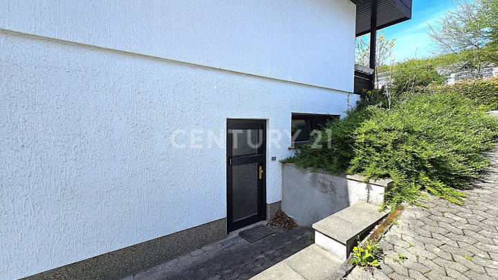 Attraktiver großer Bungalow mit ELW, Garten, 2 Garagen und Weiher in privilegierter Wohnlage