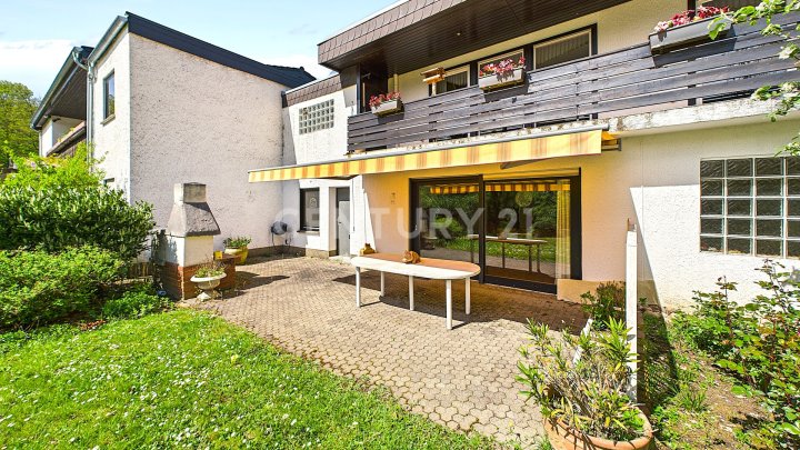 Attraktiver großer Bungalow mit ELW, Garten, 2 Garagen und Weiher in privilegierter Wohnlage
