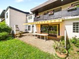 Große Terrasse mit Markise hinter dem Haus