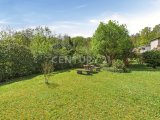 Garten mit saftig grüner Wiese und Sitzbereich