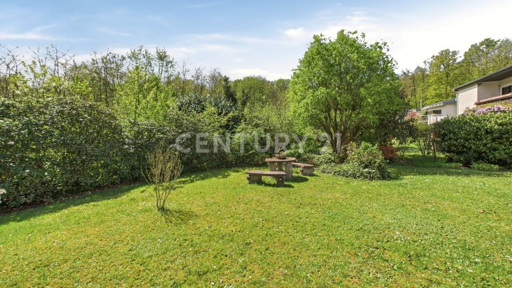 Attraktiver großer Bungalow mit ELW, Garten, 2 Garagen und Weiher in privilegierter Wohnlage