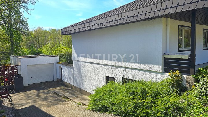 Attraktiver großer Bungalow mit ELW, Garten, 2 Garagen und Weiher in privilegierter Wohnlage