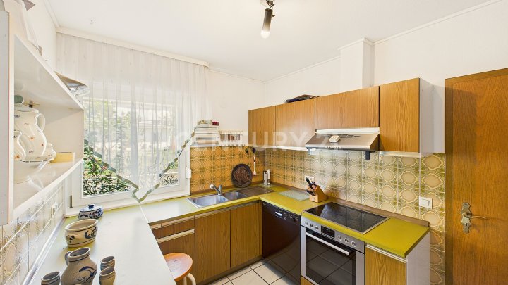 Attraktiver großer Bungalow mit ELW, Garten, 2 Garagen und Weiher in privilegierter Wohnlage