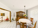 Gemütliches Esszimmer mit Zugang zur Küche und Wohnzimmer