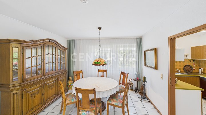 Attraktiver großer Bungalow mit ELW, Garten, 2 Garagen und Weiher in privilegierter Wohnlage