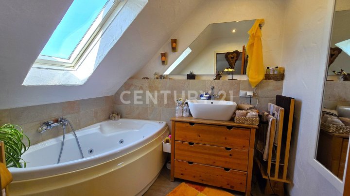 Ein Traum in weiß, Charmantes Einfamilienhaus mit attraktivem Garten in Toplage von Quierschied