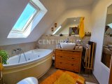 Neuwertiges Tageslicht - Badezimmer mit Whirlpool-Wanne