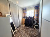 Begehbarer Kleiderschrank direkt neben dem Schlafzimmer