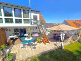 Attraktive einladende Terrasse mit Lounge- und Sitzbereich