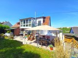 Seitliche Ansicht der schönen Terrasse 