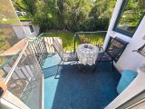 Gemütlicher Balkon mit Zugang zum Garten