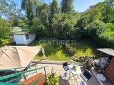 Blick vom Balkon über den Garten und Terrasse 