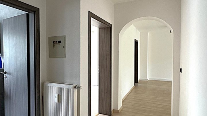 Renovierte 2-ZKB Wohnung mit Einbauküche, Balkon und Garage