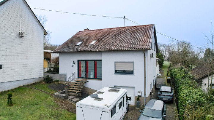 Ruhig gelegenes Zweifamilienhaus mit schöner Gartenanlage & Weitblick