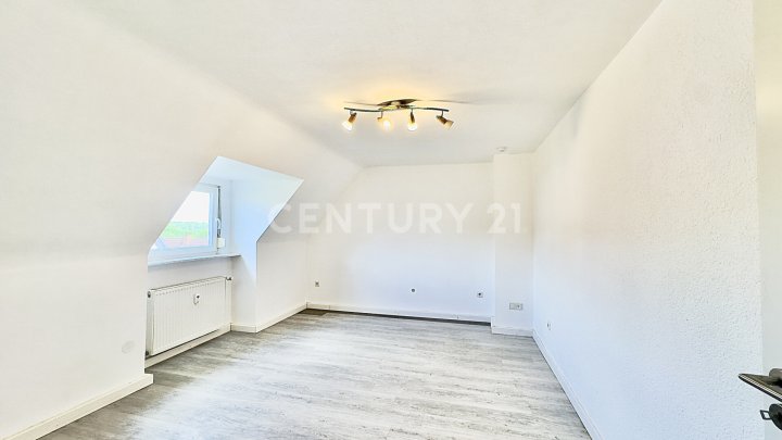 Charmante 2-ZKB-Dachgeschosswohnung mit Einbauküche & Gartennutzung