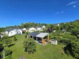 Gartenbereich mit Blick auf den Pavillon mit PV- Anlage