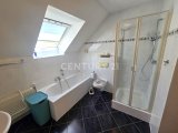 Tageslichtbadezimmer mit Wanne und Dusche im OG.