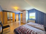 Eltern- Schlafzimmer mit Zugang zum begehb. Kleiderschrank