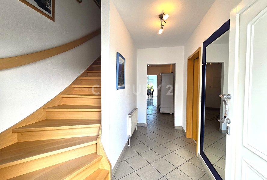 Vorderer Flur bzw. Eingangsbereich im EG mit Treppe zum OG