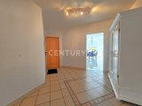 Hinterer Flur mit Zugang zum Wohn- Esszimmer, Bad und Garage