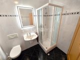 Modernes Gästebadezimmer im Erdgeschoss