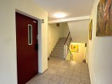 Treppenhaus mit Aufzug