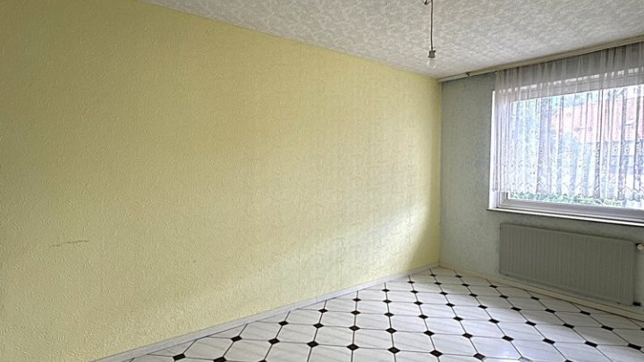 Zweifamilienhaus mit Garten und Garage in guter Lage von Sulzbach