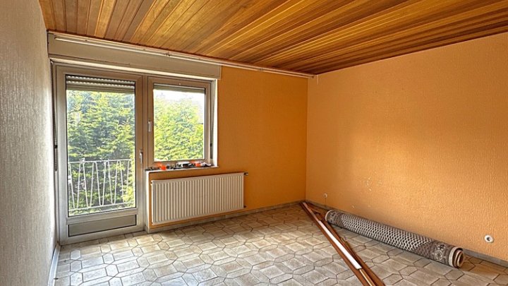 Zweifamilienhaus mit Garten und Garage in guter Lage von Sulzbach