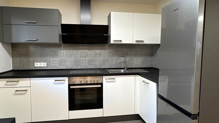 Kernsanierte 4-ZKB Wohnung nahe St. Arnualer Markt. Einbauküche + eigener Eingang
