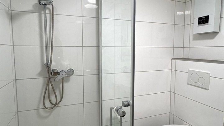 Kernsanierte 4-ZKB Wohnung nahe St. Arnualer Markt. Einbauküche + eigener Eingang