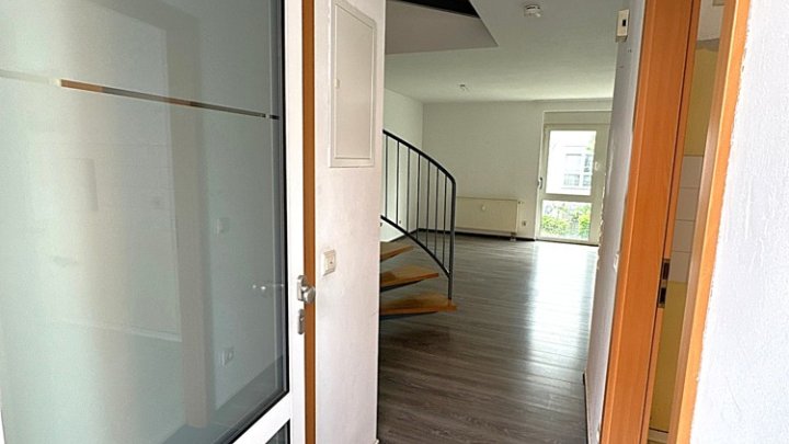 Helle 3-ZKB Maisonette-Wohnung mit Dachterrasse + Stellplatz