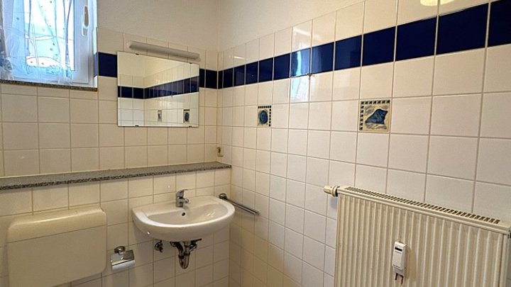Helle 3-ZKB Maisonette-Wohnung mit Dachterrasse + Stellplatz